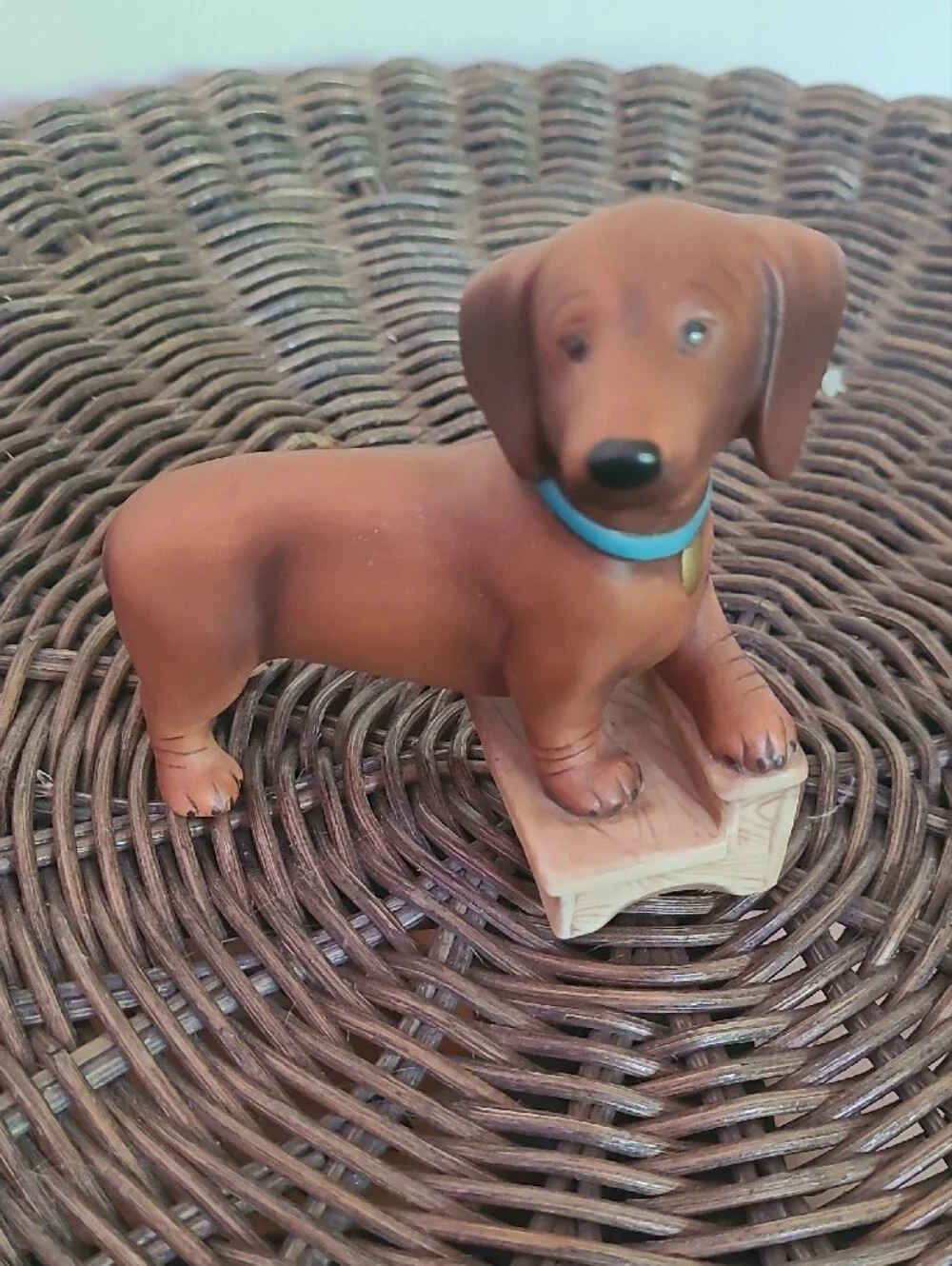 This is a vintage 1987 Franklin Mint Dachshund figurine.